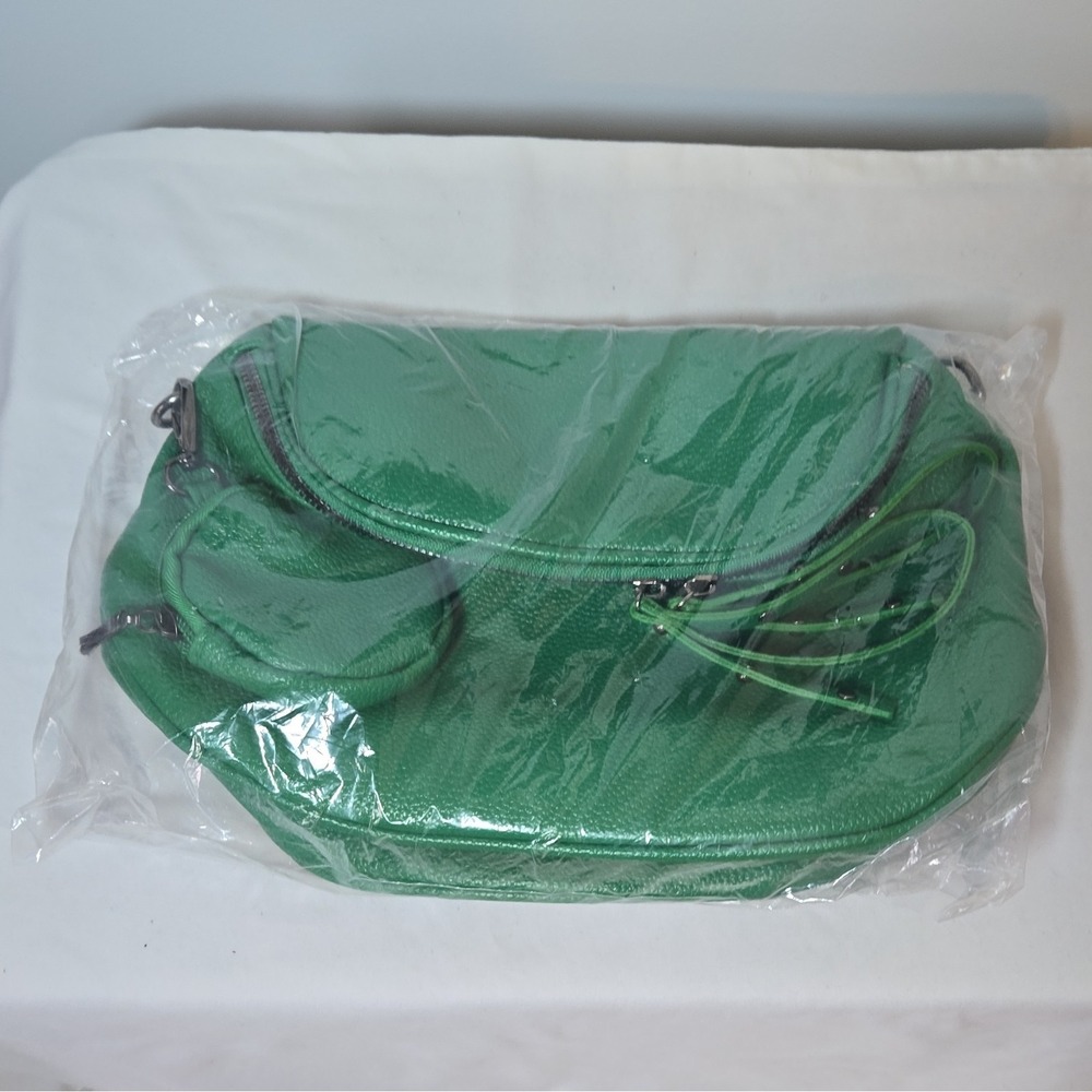 Green Women's Crossbody Bag with Adjustable Strap, Zipper Closure & Coin Pouch